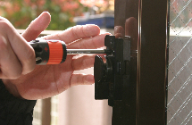 窓のクレセント錠が経年劣化で固くなった時の修理 交換はお任せ 鍵交換なら鍵の特急マスター